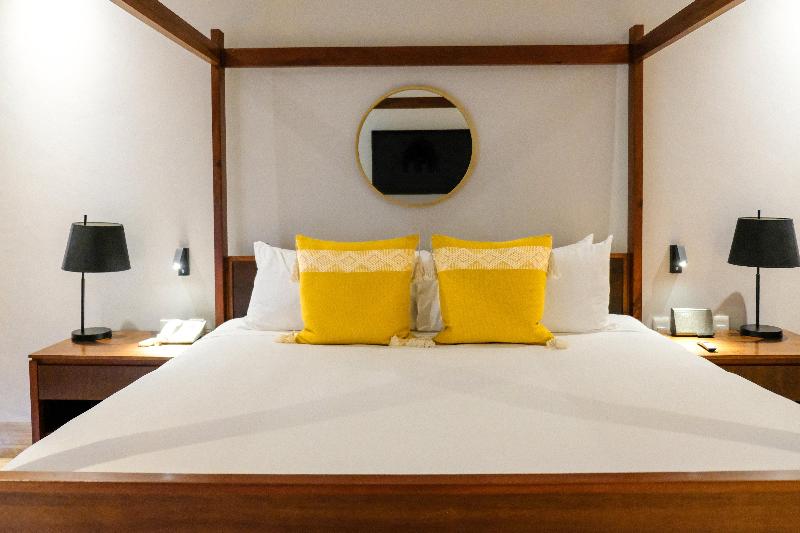 מיטת קינג בסוויטה, Kimpton Aluna Resort Tulum, An Ihg