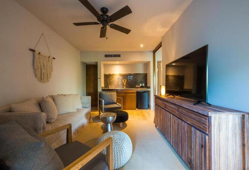 מיטת קינג בסוויטה, Kimpton Aluna Resort Tulum, An Ihg