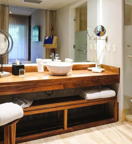 מיטת קינג בסוויטה, Kimpton Aluna Resort Tulum, An Ihg