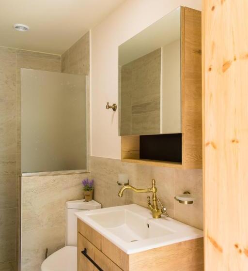 スタンダードルーム, стаи за гости в ритрийт център светлина мир любов Guest Rooms In Light Peace Love Center
