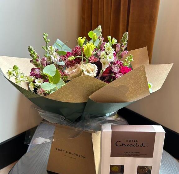 اتاق سوپریور با تخت بزرگ, Crescent Place