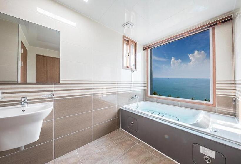 اتاق خانوادگی با چشم‌انداز دریا, Aria Pension & Resort