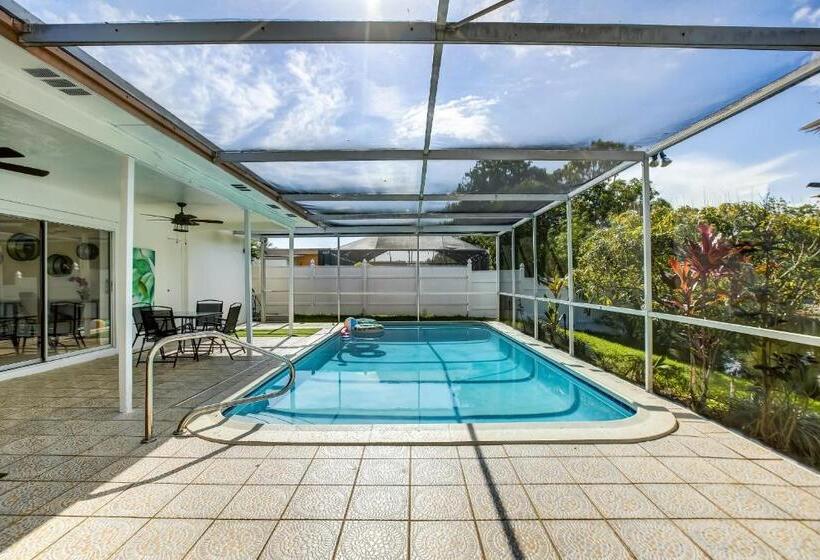Вилла с 1 спальней и бассейном, Serenity Spot Cozy Home W Pool & Nature Views!