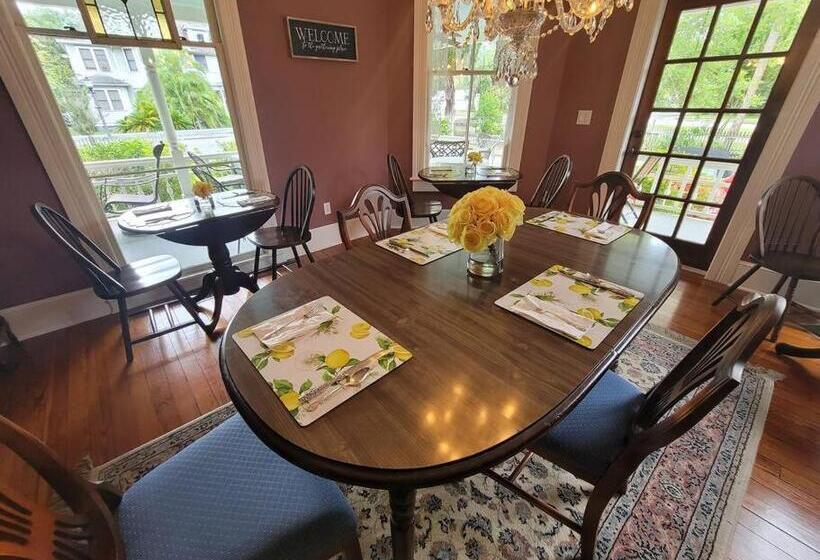 스탠다드 룸, Briar Rose Room At Camellia Rose Inn Downtown