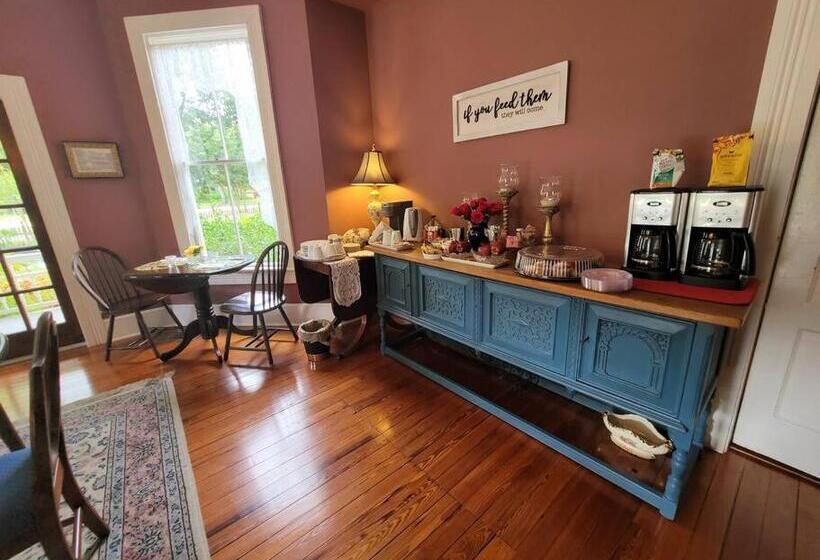 스탠다드 룸, Briar Rose Room At Camellia Rose Inn Downtown