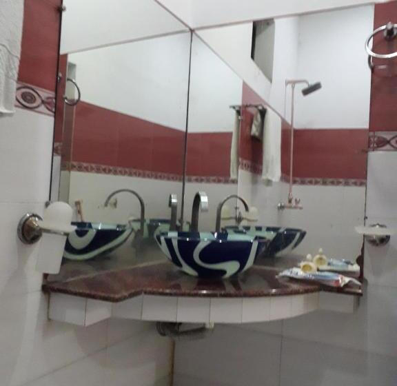 اتاق لوکس سه تخته, United