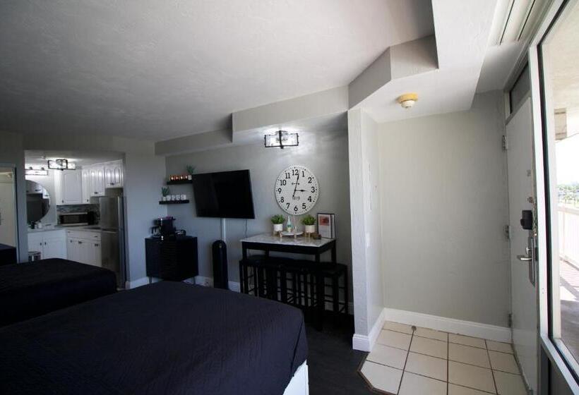 اتاق لوکس, Modern Beach Condo Daytona Beach