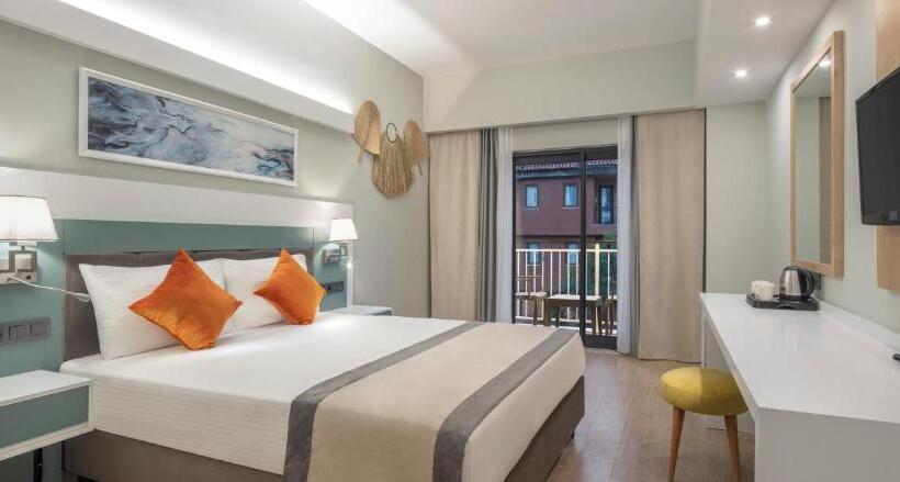 اتاق استاندارد با چشم‌انداز استخر, Arcanus Hotels Trendline Side