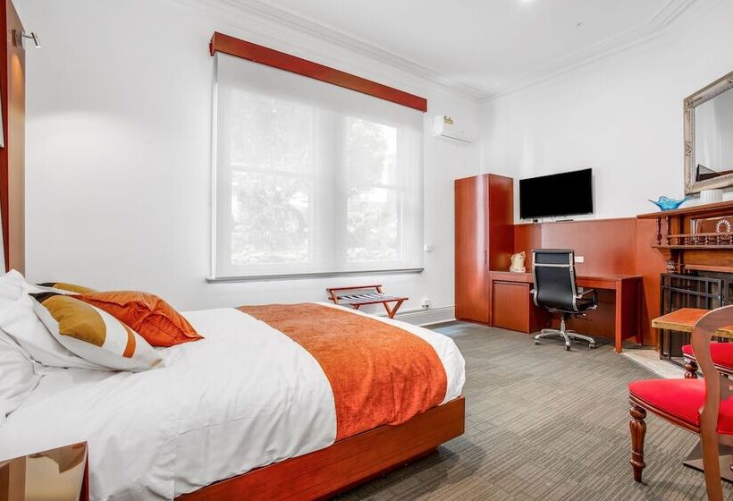 Номер Стандарт, Oakleigh House