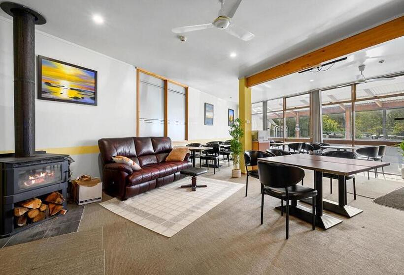Номер Стандарт, Oakleigh House