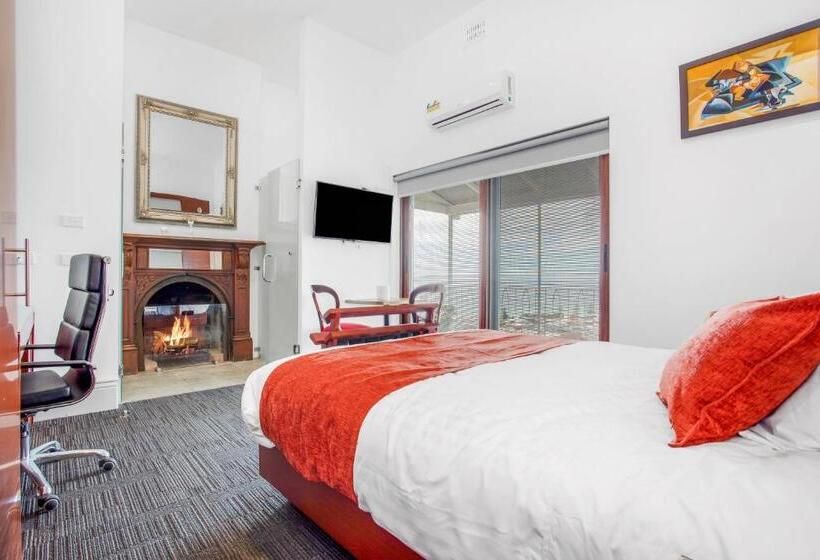 Номер Стандарт, Oakleigh House