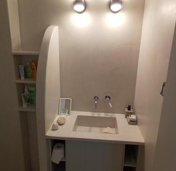 Quarto Quádruplo Deluxe, Clementina Paros