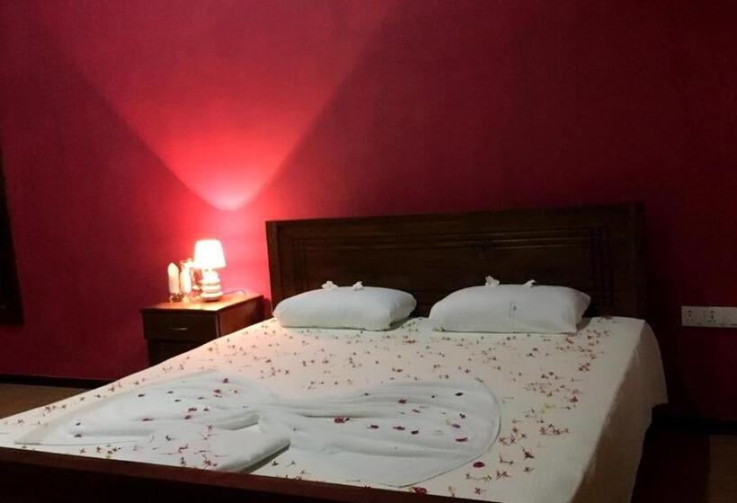 Трехместный Номер Deluxe, Crown Holiday Village Near Marawila