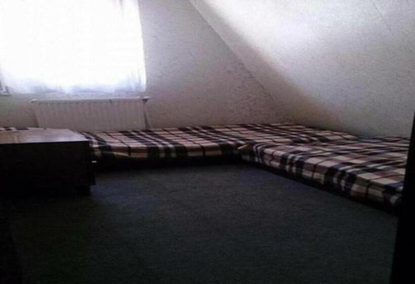 تختخواب در اتاق مشترک, Taj Hostel