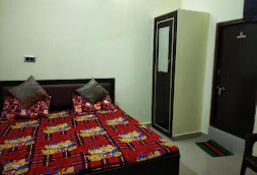 Quarto Economy, Pitambara Palace,datia