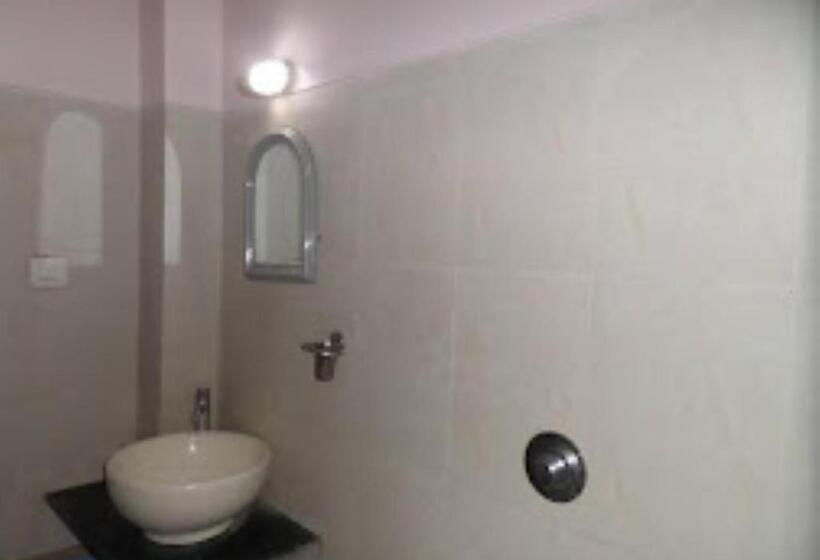 Номер Deluxe, Amit Plaza Dhule