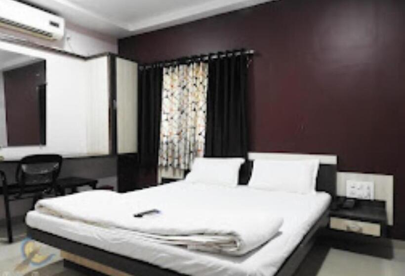 Номер Deluxe, Amit Plaza Dhule