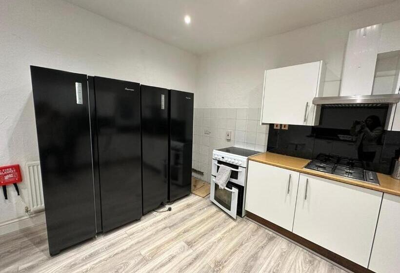 اتاق استاندارد با سرویس بهداشتی مشترک, Harrow Stays Ha1