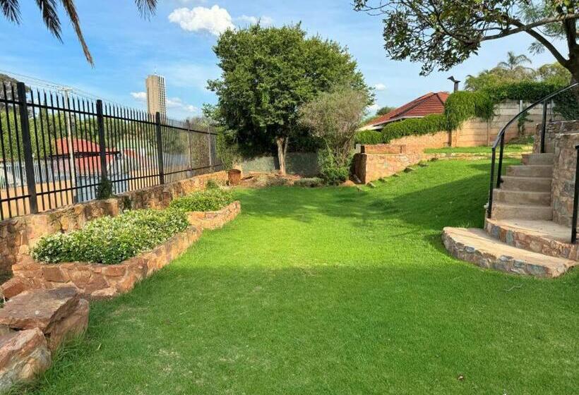 חדר סטנדרט לארבעה, Room In B&b   Adnaan S Secret Garden: Corner Room