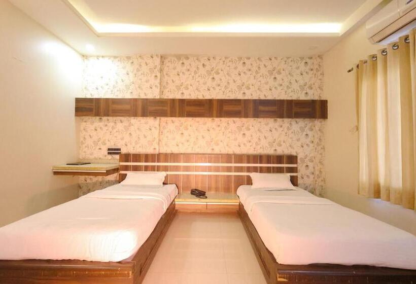 Номер Стандарт с Балконом, Sharveen Classic Inn
