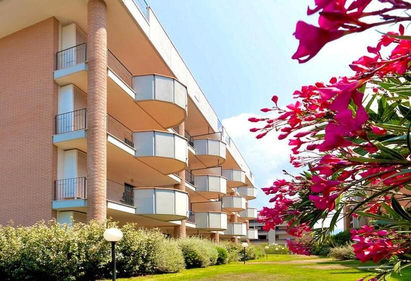 آپارتمان 2 خوابه, Isa Apartments For 4 People, 2 Bedrooms, In Residence With Swimming Pool In San Vincenzo, Just 600 M