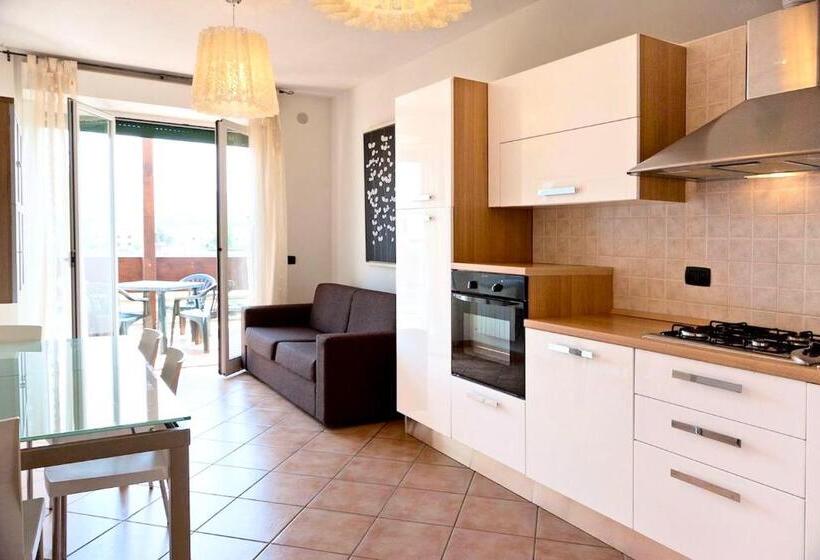 آپارتمان 2 خوابه, Isa Apartments For 4 People, 2 Bedrooms, In Residence With Swimming Pool In San Vincenzo, Just 600 M