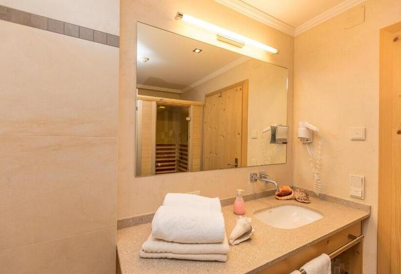 2 Bedroom Apartment with Views, Alpenhof Apartments
