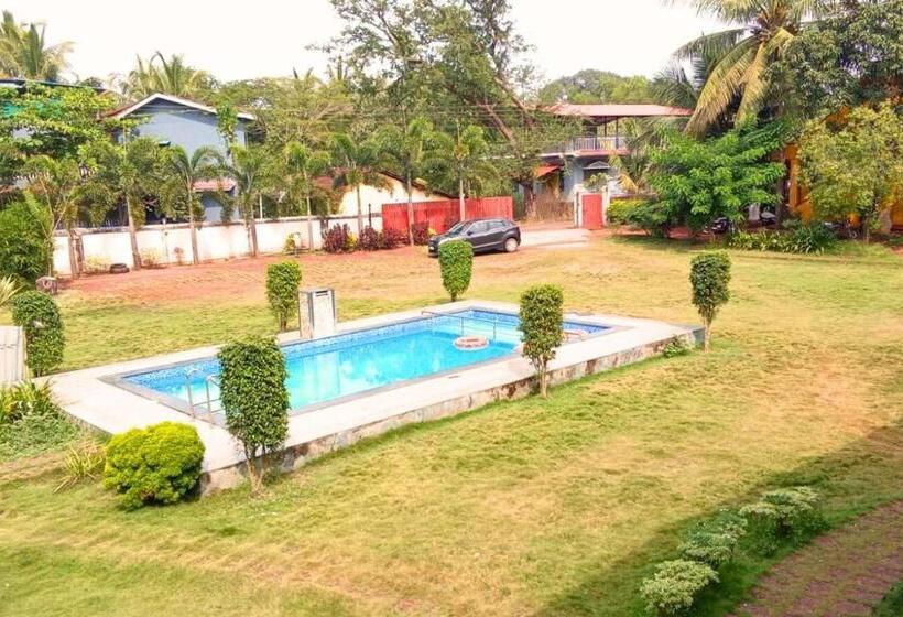 Полулюкс Вид на Бассейн, Sulochana Resort