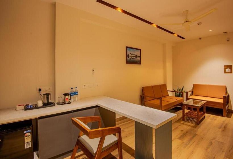 Люкс Премиум, Stay Bella Kozhikode