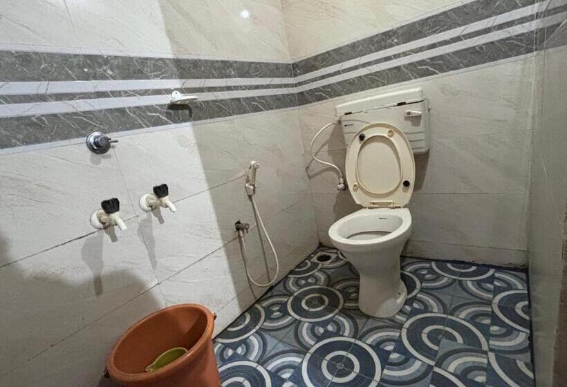 家庭间, Staymaker Naik Residency