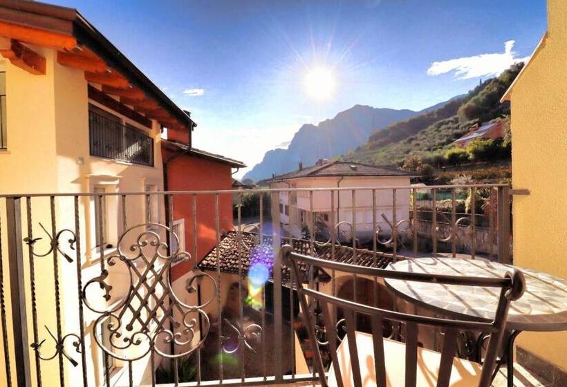 Quarto Estandar com Sacada, Sentieri Del Garda