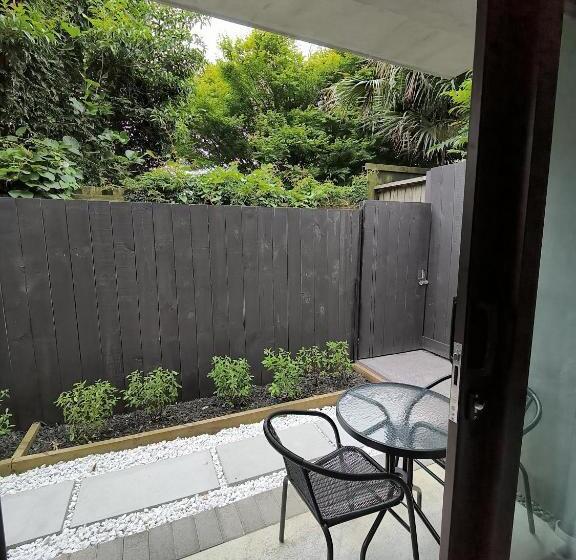 Номер Стандарт, Private Room With Ensuite & Garden Epsom