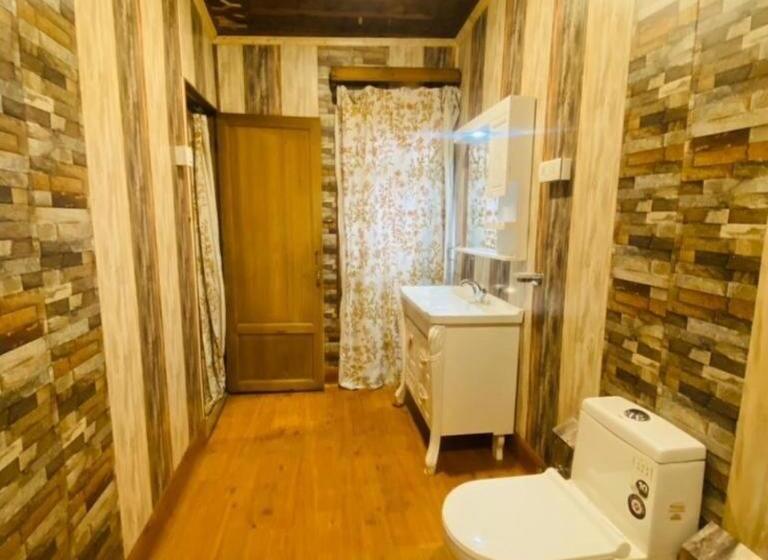 سوییت اجرایی, Floating Luxury Group Of Houseboats
