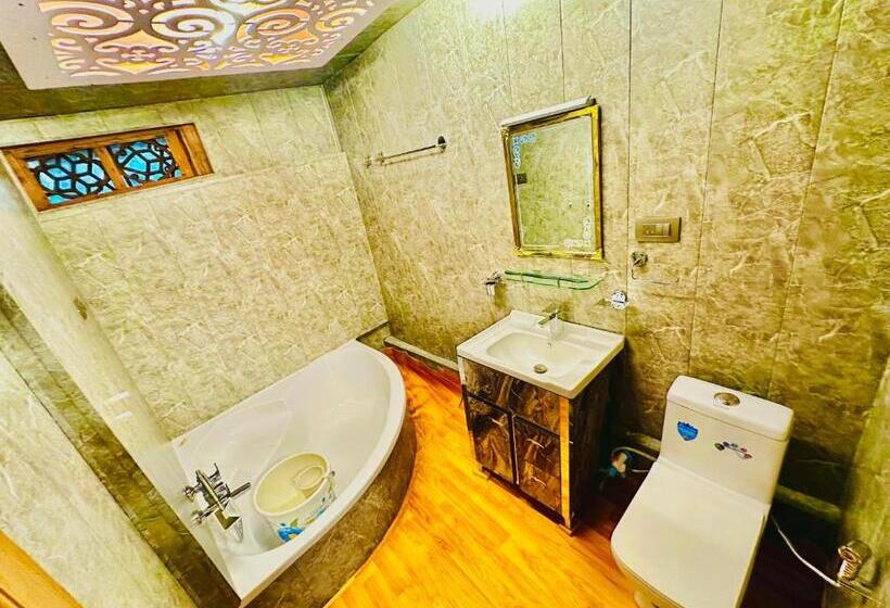 سوییت اجرایی, Floating Luxury Group Of Houseboats