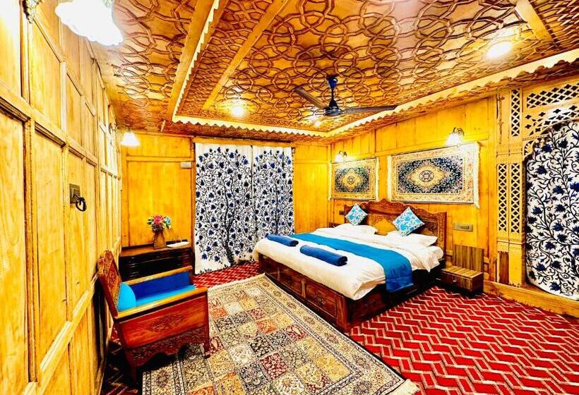 سوییت اجرایی, Floating Luxury Group Of Houseboats
