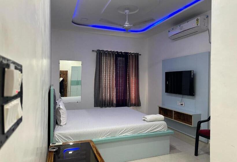 اتاق کلاسیک سه تخته, Oyo Happy Hours Inn