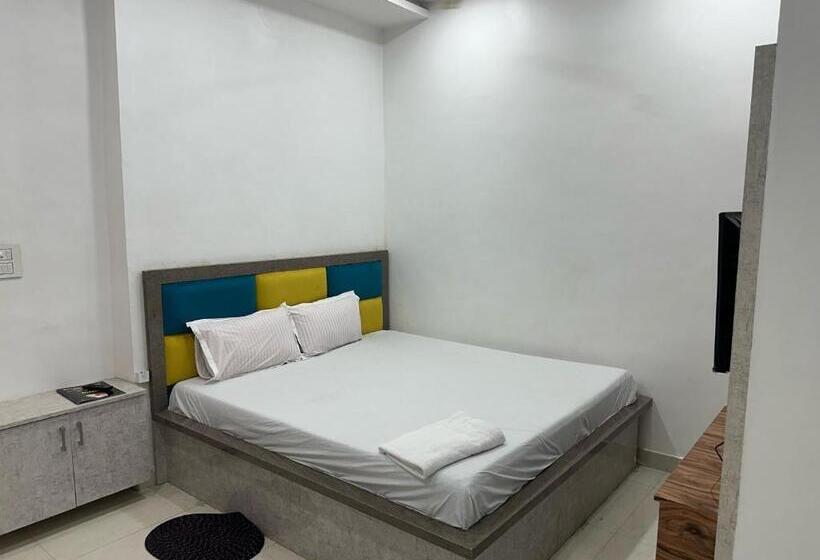 اتاق کلاسیک سه تخته, Oyo Happy Hours Inn
