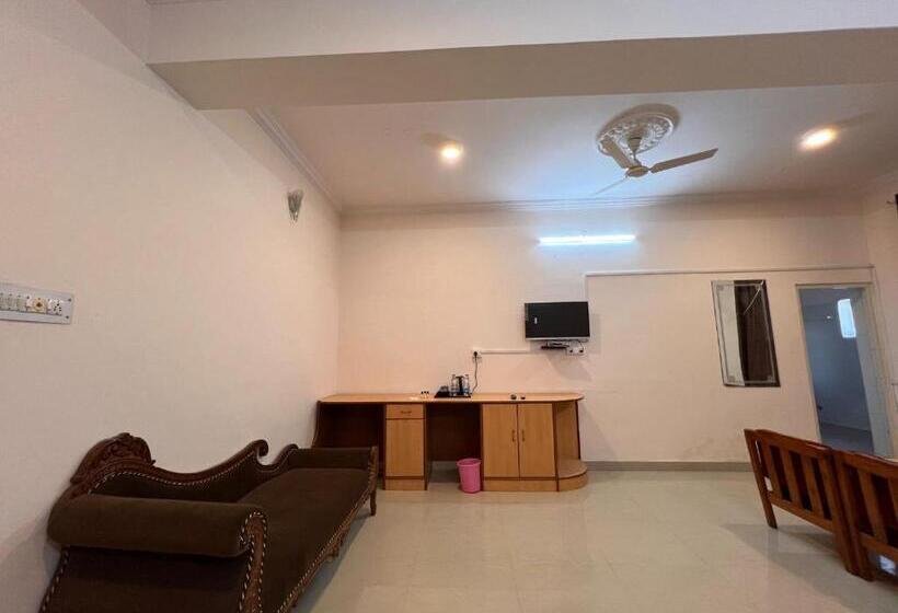 סוויטה משפחתית, The Patel Stadium Hotel 1 Km From Bus Stand And 2 Km From Railway Station