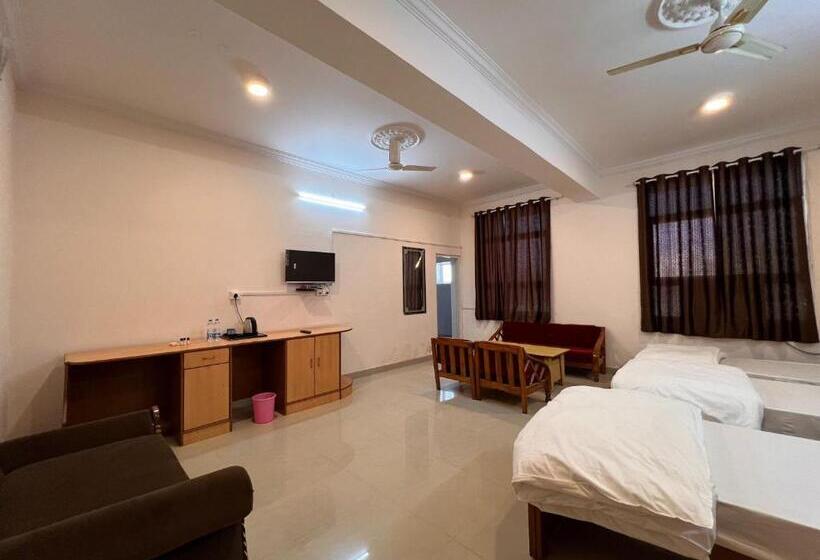 חדר דחוקס עם מיטת קינג, The Patel Stadium Hotel 1 Km From Bus Stand And 2 Km From Railway Station