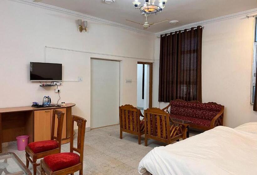חדר דחוקס עם מיטת קינג, The Patel Stadium Hotel 1 Km From Bus Stand And 2 Km From Railway Station