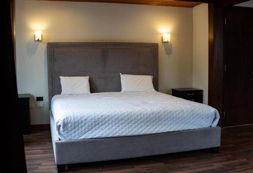 سوییت لوکس, California Urubamba