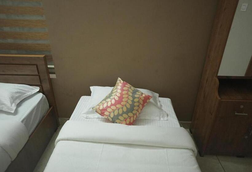غرفة ديلوكس ثلاثية, Luxe Hotel   Rooms & Villas Wayanad