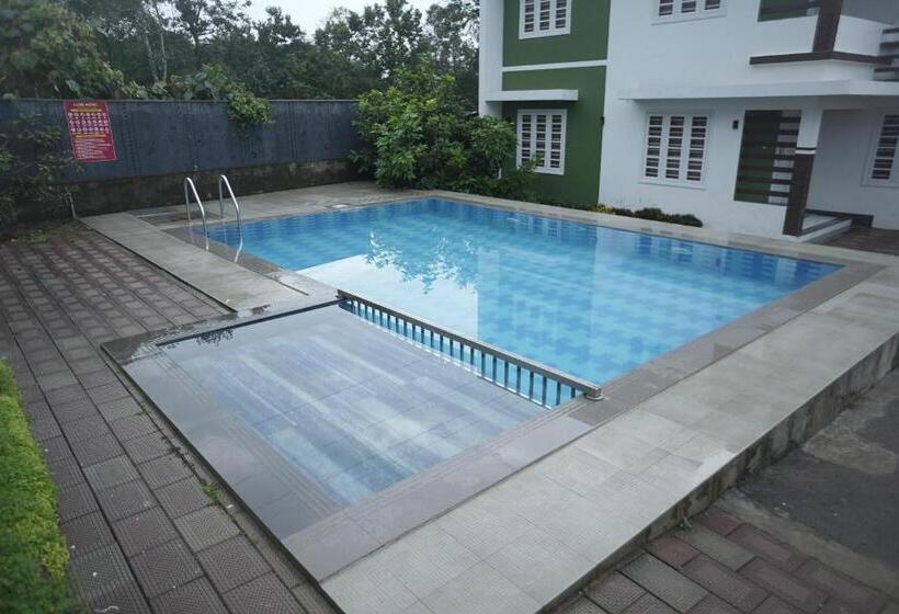 디럭스 트리플 룸, Luxe Hotel   Rooms & Villas Wayanad