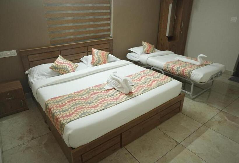 غرفة ديلوكس ثلاثية, Luxe Hotel   Rooms & Villas Wayanad