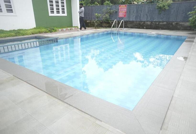 غرفة قياسية رباعية, Luxe Hotel   Rooms & Villas Wayanad