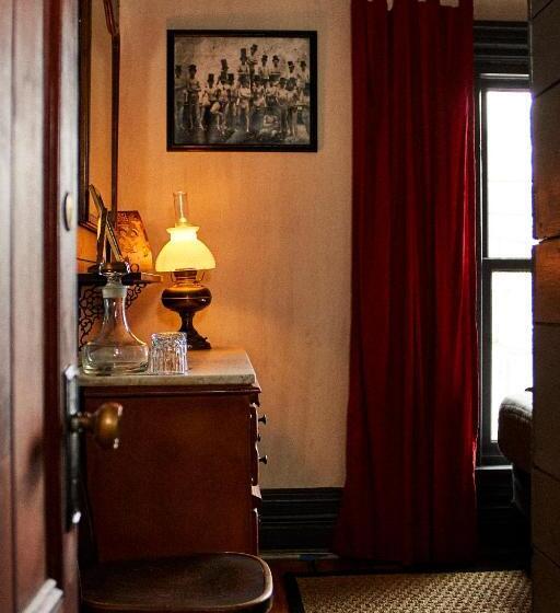 스탠다드 룸 공동 욕실, Crew S Quarters Boarding House   Caters To Men