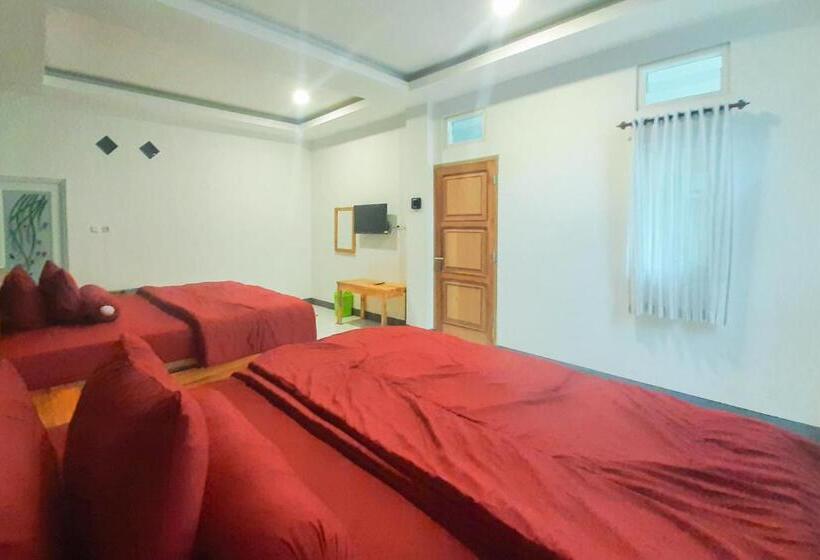 Номер Стандарт с Балконом, Delvia Bromo Homestay Mitra Reddoorz
