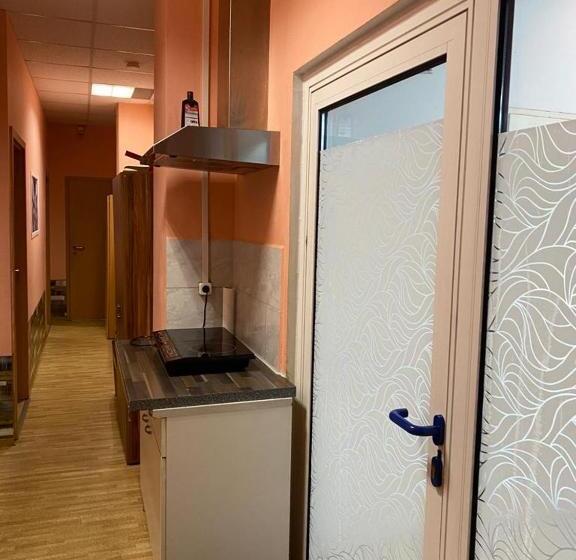 اتاق اکونومی, Hipokratios 3 Zimmer Mit Gemeinschaft Wc