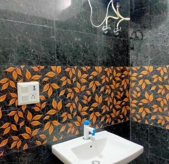 اتاق کلاسیک سه تخته, Spot On 810140  Deep Palace Bawal Road Rewari