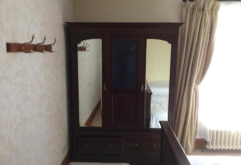 标准三人间, Brackfield House